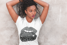 Short sleeve silver lips silver chain white tee